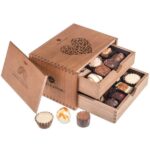 Bild von chocolaterie liebe im holzkajpg | Individuelle 🎁 persönliche 🎁 personalisierte Geschenke bedruckt ▪ bestickt ▪ graviert