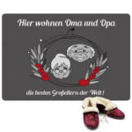 Bild von fussmatte hier wohnen oma unjpg | Individuelle 🎁 persönliche 🎁 personalisierte Geschenke bedruckt ▪ bestickt ▪ graviert