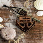 Bild von schluesselanhaenger aus holz mjpg | Individuelle 🎁 persönliche 🎁 personalisierte Geschenke bedruckt ▪ bestickt ▪ graviert