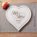 Bild von mr und mrs holzbrett in herzjpg | Individuelle 🎁 persönliche 🎁 personalisierte Geschenke bedruckt ▪ bestickt ▪ graviert