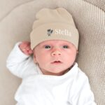 Bild von babymuetze mit namen beigejpg | Individuelle 🎁 persönliche 🎁 personalisierte Geschenke bedruckt ▪ bestickt ▪ graviert